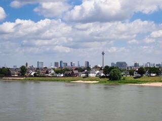 Naklejka premium Panorama von Düsseldorf mit Blick auf den Fernsehturm