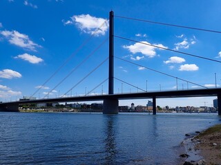 Panorama von Düsseldorf mit Blick über den Rhein