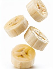 Cortes de banana cayendo, con un fondo blanco.