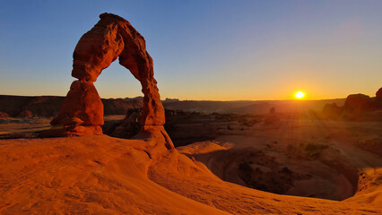 Blick auf den wunderschönen Delicate Arch im Arches Nationalpark in Utah bei Sonnenuntergang