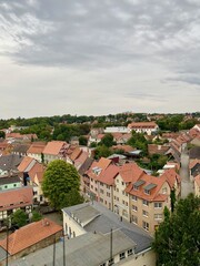 Obraz premium Ein Rundgang durch die Ulrichkirche (St. Ulrici) in Sangerhausen mit Blick zur Halde zur Halde hohe Linde, und der Stadt Sangerhausen
