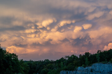 un ciel orageux composé de nuages ronds