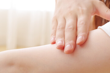 二の腕のスキンケアをしている女性