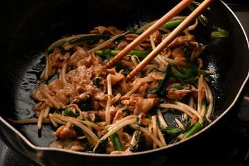 調理中の豚ニラもやし