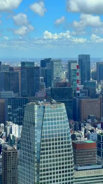 Rascacielos y ciudad con cielo azul.