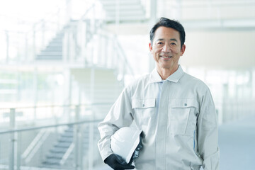 ガッツポーズをする中高年のエンジニア