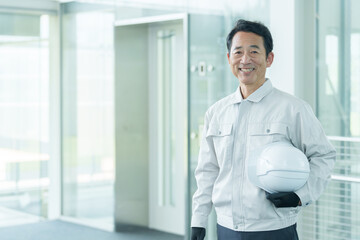 エレベーターの点検をする中高年のエンジニア © taka