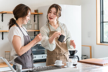 コーヒー教室・珈琲スクールでコーヒーの淹れ方を教える講師の女性と生徒の女性
