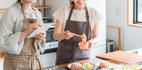 料理教室・クッキングスクールで料理を教える講師の女性の手元
