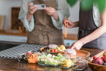 料理教室・クッキングスクールで料理を教える講師の女性の手元
