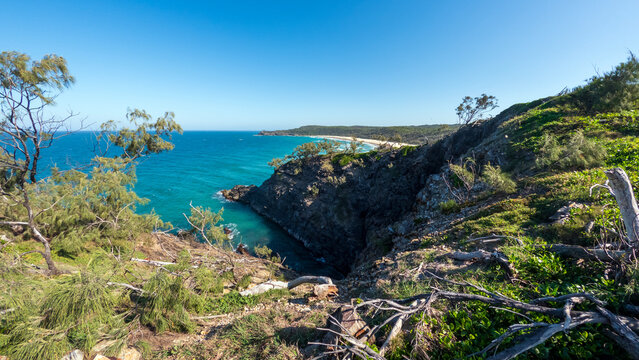 Hell&rsquo;s Gates Lookout View : Bluff with spectacular views of the Noosa Heads coastline and Alexandria Bay, Queensland, Australia