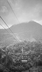 Obraz premium Enjoy refreshing cocktails by the waterfront with stunning ocean views and clear blue skies—perfect for summer vibes!