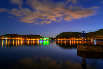 
We see a beautiful sunset next to the lake, with golden hills and the imposing four-star hotel...