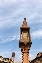 Verona Piazza delle Erbe Colonna con edicola