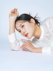 おしゃれな女性の美容・スキンケアイメージ