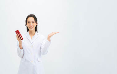 スマホを持って案内する白衣の女性