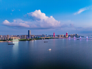 Naklejka premium city skyline at dusk