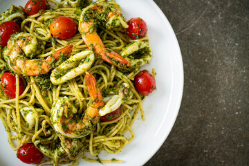 Spaghetti with seafood in homemade pesto sauce