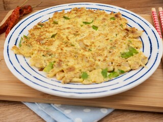 한국음식 새우 채소 부침개, 젓가락
