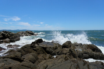【西浦】岩場に打ち寄せる荒波