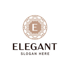 Fototapeta premium Sophisticated Crest Logo Template for Luxury Enterprises