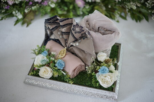 Seserahan is a gifts presented by the groom to the bride in the form of batik cloth. Peningset or seserahan is one of tradition in Indonesian wedding celebration