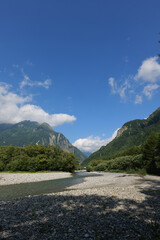 上高地の北アルプスの山々と川
