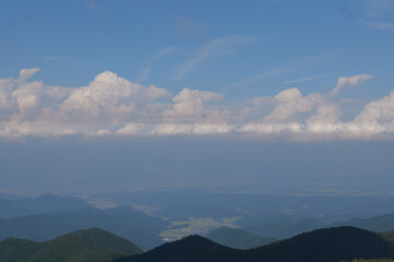 美ヶ原高原から見た山々と青空
