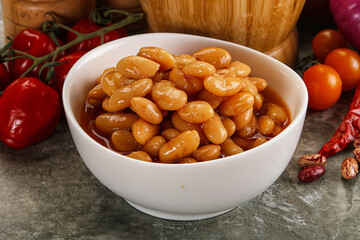 Canned beans in tomato sauce