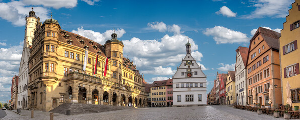 Obraz premium Marktplatz in der historischen Altstadt von Rothenburg ob der Tauber bei sonnigem Wetter