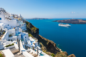 Obraz premium White architecture in Santorini island, Greece. Beautiful sea view in sunny day.