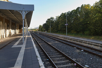 Naklejka premium Blick entlang der Gleise am Oberen Bahnhof von Grimma mit historischer Bahnsteigüberdachung, Grimma an der Mulde, Landkreis Leipziger Land, Sachsen, Deutschland