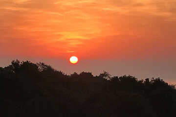 茜色の朝日