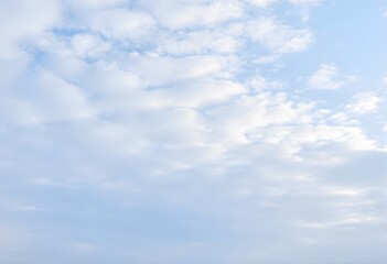 Obraz premium Clear blue sky with a single, fluffy white cloud drifting across it