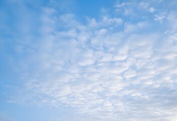 Obraz premium Clear blue sky with fluffy white clouds drifting slowly