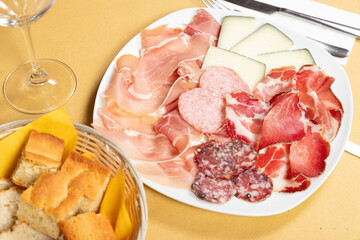 Piatto di salumi e formaggi italiani
Un piatto di salumi e formaggi tradizionali italiani, servito...