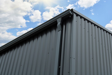 Gouttière rectangulaire aluminium gris anthracite sur la façade