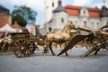 Antyczne figurki , targ staroci Pszczyna.  © Elżbieta Kaps