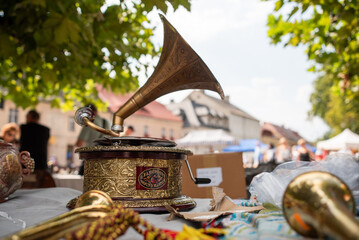 Piękny stary antyczny gramofon, targ staroci Pszczyna.