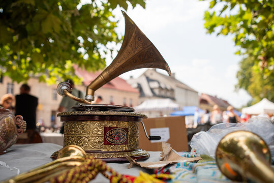 Piękny stary antyczny gramofon, targ staroci Pszczyna.