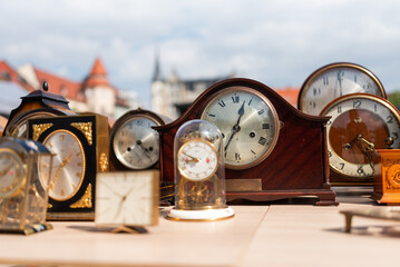 Piękne stare zegary vintage na targu staroci, Pszczyna. © Elżbieta Kaps