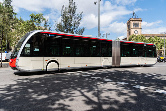 Elektro Bus in der Innenstadt von Barcelona, Spanien