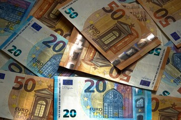 Des billets de 50 euros et de 20 euros