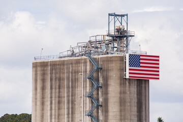 Obraz premium Cement and concrete big industrial factory at Willamette river in Portland, Oregon. High quality picture for download