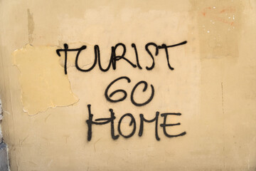 Tourist go home Schriftzug auf einer Wand in Barcelona, Spanien