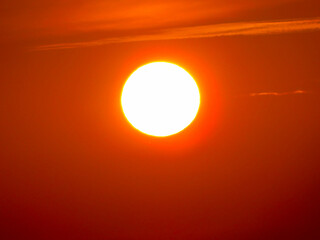 Der Sonnenaufgang über dem Dorf