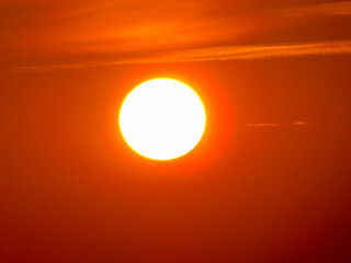 Der Sonnenaufgang über dem Dorf