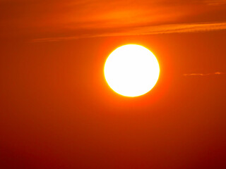 Der Sonnenaufgang über dem Dorf