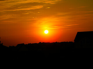 Der Sonnenaufgang &uuml;ber dem Dorf