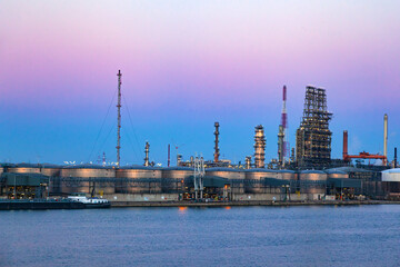 Obraz premium Oil ship docked at the oil berth in oil refinery.